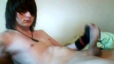 18 yo EMO boy cums on cam