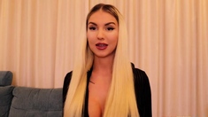 Lingerie-Clad Babe Flashes Pussy and Twerking Skills